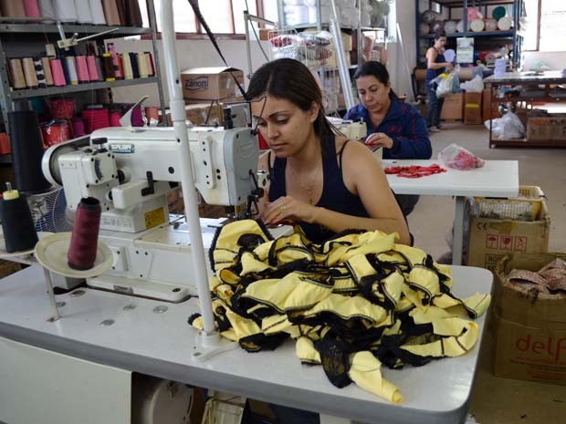 Cerca de 45% da população de Juruaia trabalha em confecção, a maioria mulheres (Foto: Samantha Silva / G1)