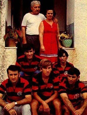 Zico e família com a camisa do Flamengo (Foto: Reprodução/Facebook)