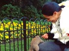 Scheila Carvalho brinca com esquilo durante viagem a Londres