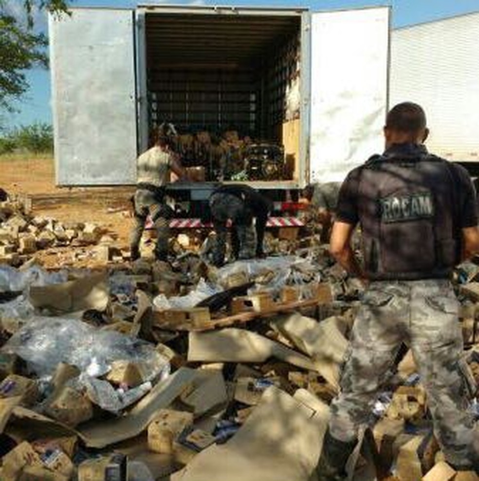 Caminhão e carga foram recuperados pela PM em Floresta (Foto: Divulgação/Polícia Militar)