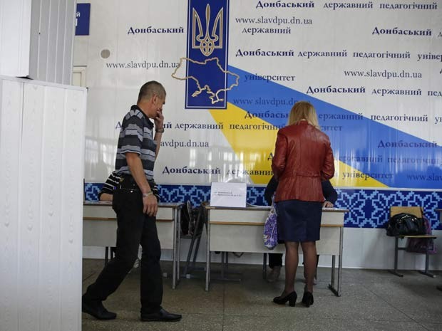 Pessoas chegam a colégio eleitoral em Donetsk para votar em referendo separatista neste domingo (11) (Foto: REUTERS/Baz Ratner)