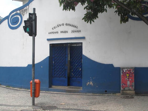 Funcionários do Colégio Estadual Antônio Prado Júnior, na Tijuca, informou que alguns professores aderiram a greve. (Foto: Mariucha Machado/G1)