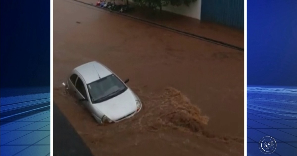 Chuva forte transborda córrego e deixa ruas alagadas em Ibitinga - Globo.com