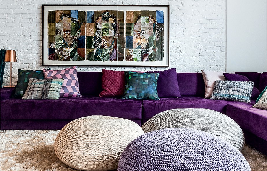 sofá roxo com linhas retas compõe a sala de TV com os grandes Sala De Tv Com Sofa Roxo ~ sofá roxo com linhas retas compõe a sala de TV com os grandes