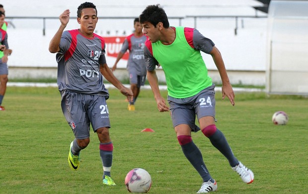 William Alves - Santa Cruz (Foto: Aldo Carneiro)