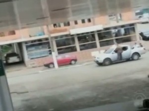 Quatro pessoas foram colocadas nas laterias do carro para evitar que PM atirasse (Foto: Reprodução/RBS TV)