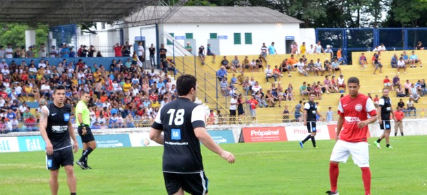 Denilson, do São Paulo, esteve presente na partida beneficente em São José dos Campos (Foto: Danilo Sardinha/ Globoesporte.com)