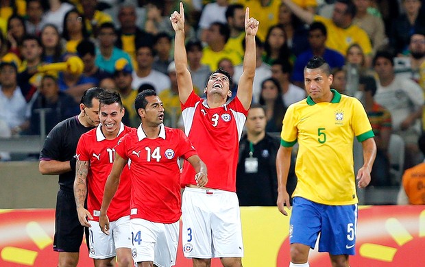 Marcos Gonzalez gol Chile Brasil amistoso Mineirão (Foto: Sergio Moraes / Reuters)