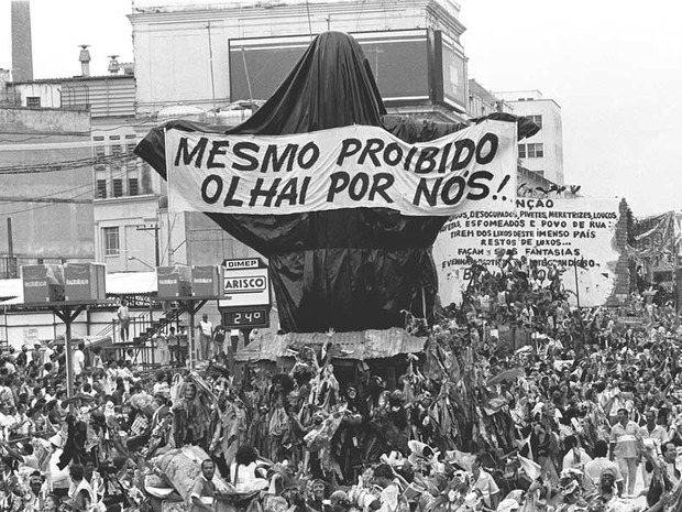31 de março de 1989 – Joãosinho causou polêmica com uma imagem do Cristo Redentor vestido de mendigo na Beija-Flor; a escola foi vice-campeã naquele ano (Foto: Arquivo/AE)