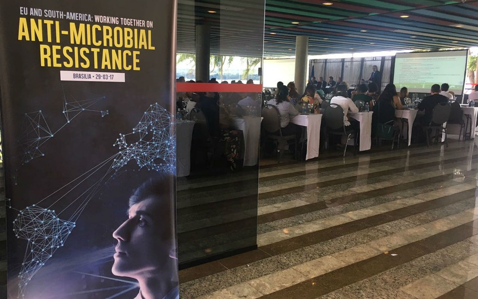 Especialistas em saúde participaram de palestra em Brasília sobre uso indiscriminados de antibióticos e medidas de combate a excessos (Foto: Luiza Garonce/G1)