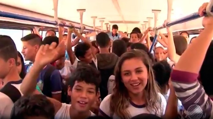 Estudantes no sul da Bahia enfrentam transporte escolar lotado