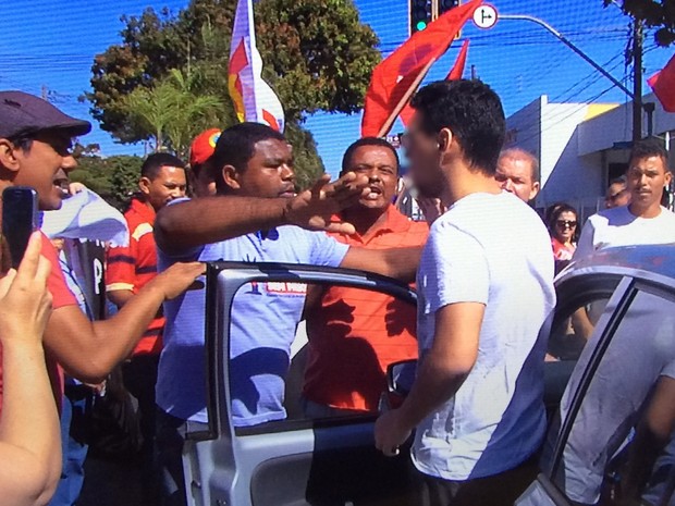 Motorista discute com manifestantes em Goiânia, Goiás (Foto: Reprodução/ TV Anhanguera)