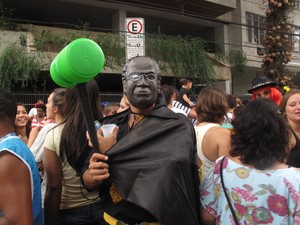 'Ministro Joaquim Barbosa' dá o ar de sua graça no bloco Calma, Calma, Sua Piranha, no Rio (Foto: Alba Valéria Mendonça/ G1)