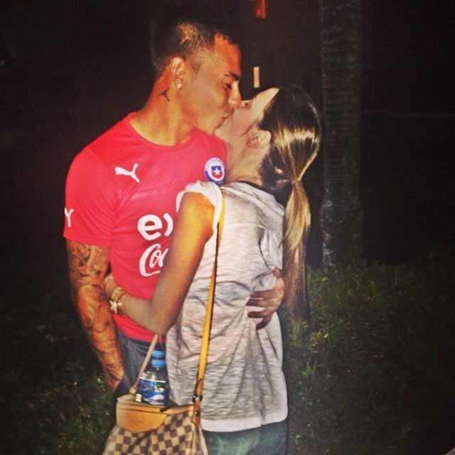 Daniela Colett beija o atacante Eduardo Vargas, do Chile