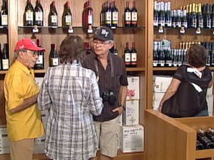 Turistas visitam vinícolas e compram vinhos produzidos no Vale do São Francisco (Foto: Reprodução/TV Grande Rio)