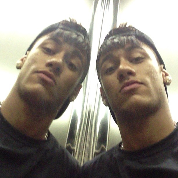 Neymar em dose dupla (Foto: Reprodução / Instagram)
