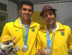 Álvaro, com o chapéu de couro, e Vitor Felipe, comemoram a prata (Foto: GloboEsporte.com)