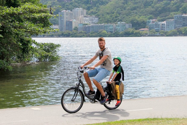 Rodrigo Hilbert anda de bicicleta com o filho (Foto: J C Pereira / Agnews)