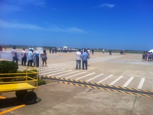 Pessoas invadiram a pista de pouso da Heliporto de Farol de São Thomé (Foto: Priscilla Alves / G1)