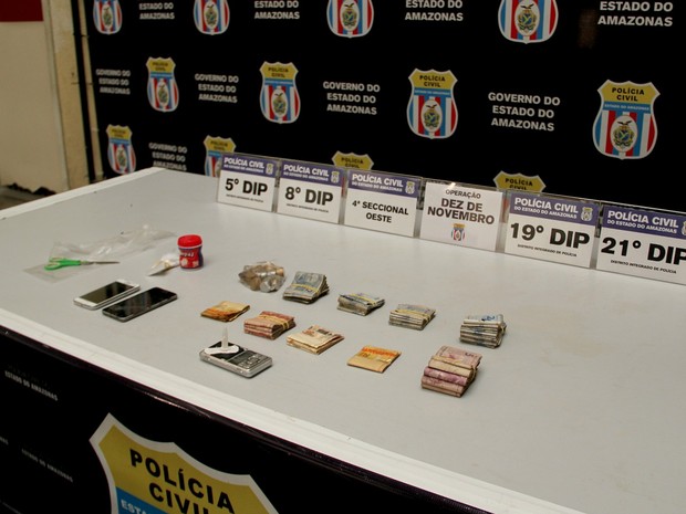Cerca de R$ 2 mil e duas porções de cocaína foram apreendidas (Foto: Rickardo Marques/G1 AM) Cerca de R$ 2 mil e duas porções de cocaína foram apreendidas (Foto: Rickardo Marques/G1 AM)
