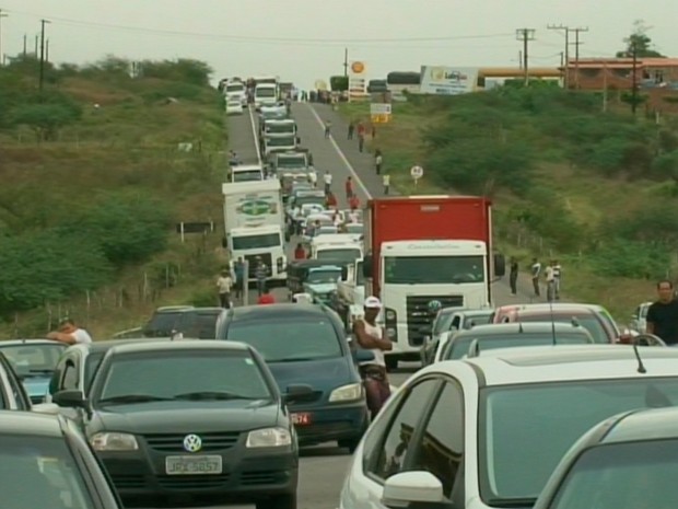 Protesto na BA-052, conhecida como Estrada do Feijão, provocou congestionamento na via (Foto: Imagens/Tv Subaé)