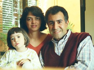 Amanda Novo Nascimento, autora do livro Como é ter Síndrome de Moebius?, com os pais, Kátia e Paulo Nascimento (Foto: Arquivo pessoal/ Amanda Nascimento)