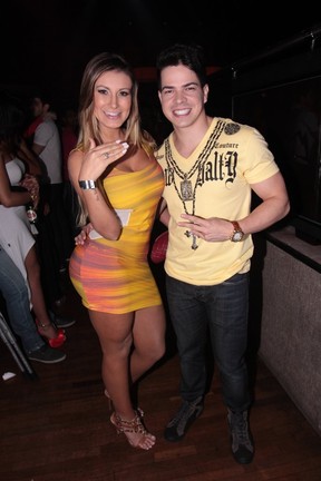 Andressa Urach com o cantor sertanejo Raffael Machado em boate em São Paulo (Foto: Leo Franco/ Ag. News)