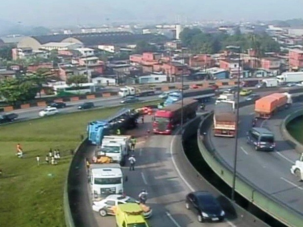 Carreta ficou tombada no viaduto de acesso à Alemoa, em Santos (Foto: Reprodução /  Ecovias)