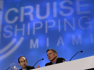 Gerry Cahill, presidente da Carnival Cruises, fala na Cruise Shipping, feira do setor de cruzeiros em Miami (Foto: AP Photo/Lynne Sladky)