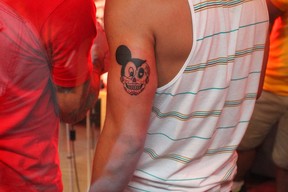 Caio Castro faz tatuagem com Ami James (Foto: Francisco Silva / AgNews)