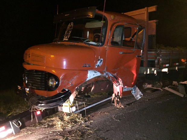 Segundo a PRF, motorista do caminhão fugiu do local sem prestar socorro às vítimas (Foto: Divulgação/Polícia Rodoviária Federal)