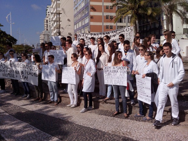 Estudantes protestam em Balneário Camboriú (Foto: Luiz Souza/RBS TV)