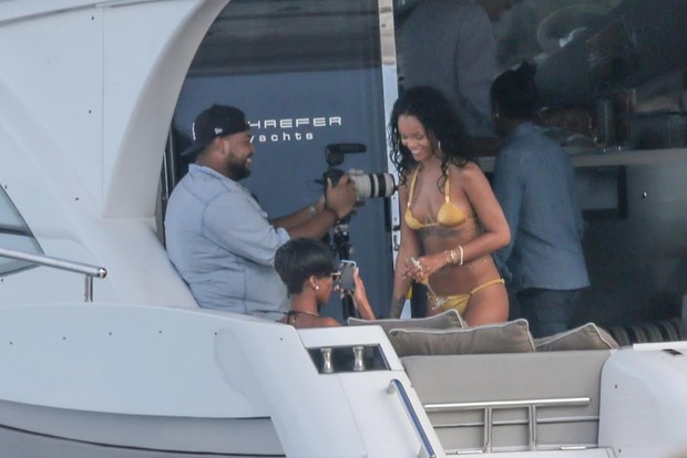 Rihanna fotografa de biquíni durante passeio de iate (Foto: André Freitas e Marcelo de Sá Barreto/Agnews)