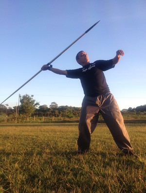 Arivaldo Soares treinando Lançamento de dardo no campo (Foto: Larissa Vieira/GLOBOESPORTE.COM)