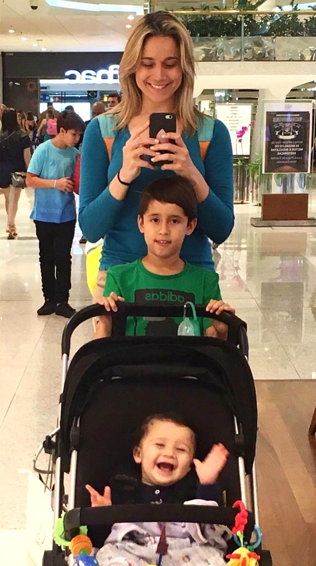 Fernanda Gentil com o afilhado, Lucas, e o filho, Gabriel (Foto: Reprodução / Instagram)