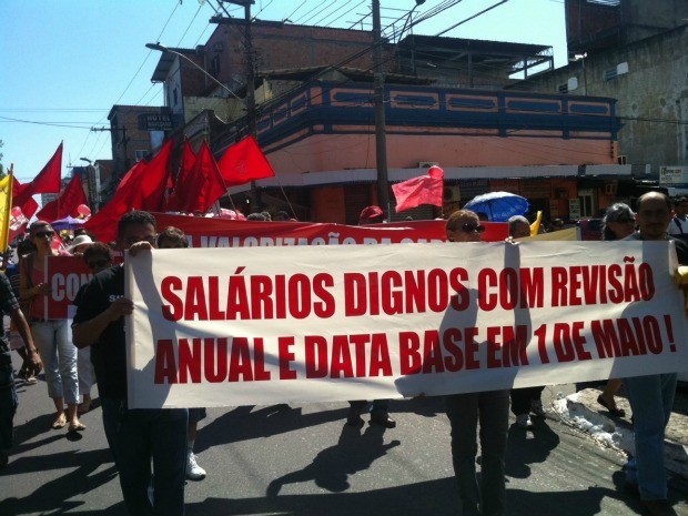 Servidores públicos federais fazem protesto no Centro de Manaus (Foto: Girlene Medeiros/G1 AM)