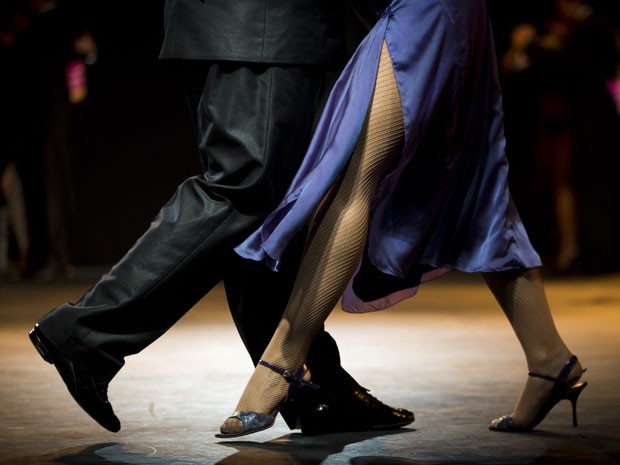 Casal dança tango no concurso em Buenos Aires (Foto: Victor R. Caivano/AP)