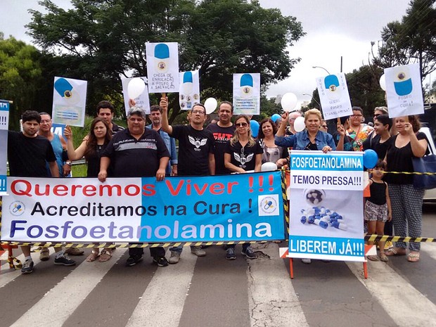 Manifestantes fizeram ato em frente à USP São Carlos a favor  da fosfoetanolamina (Foto: Carol Malandrino/G1)