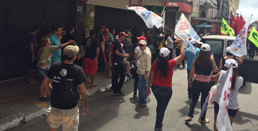 Ato reúne manifestantes no Centro; Parte das lojas fechou durante protesto em Fortaleza (Foto: Kléber Dias)