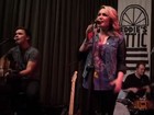 Jamie Lynn Spears canta sucesso da irmã em apresentação