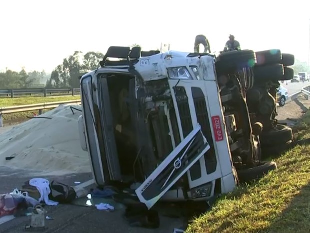 G Carreta Carregada A Car Tomba Na Al A De Acesso De Rodovia