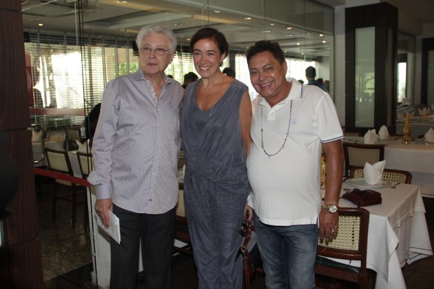 Aguinaldo Silva, Lilia Cabral e promoter Savanan (Foto: Derick Abreu/ Foto rio News)