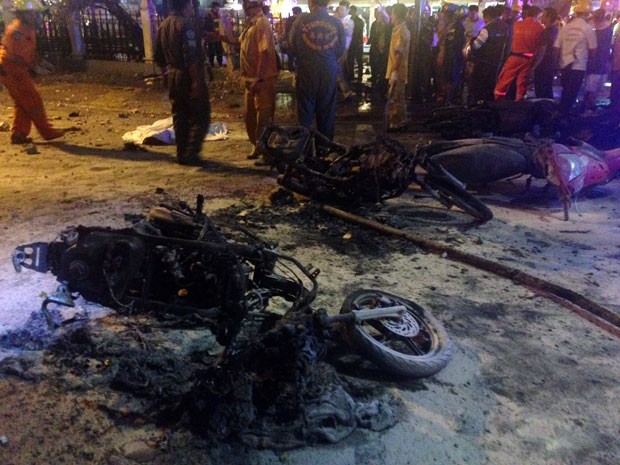 Motocicletas destruídas no lugar onde explodiu uma bomba em Bangcoc (Foto: Aidan Jones/AFP)