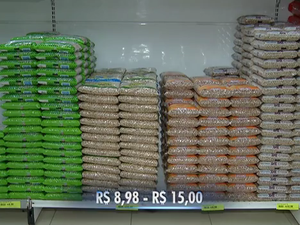 Preço do feijão varia varia de R$ 8,98 a R$ 15 (Foto: Reprodução/TV Anhanguera)