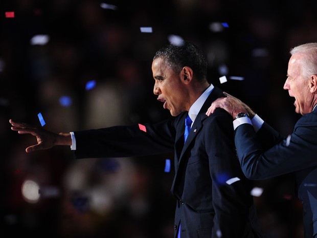 Barack Obama acena para o público em Chicago após a confirmação de sua reeleição como presidente dos Estados Unidos. (Foto: Robyn Beck/AFP)