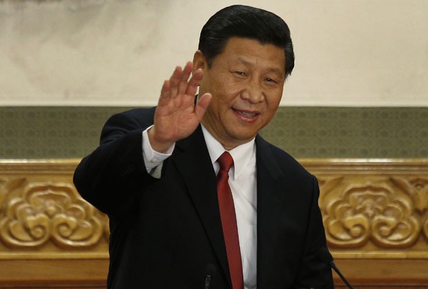 Xi Jinping acena ao ser escolhido presidente do Partido Comunista da China, nesta quinta-feira (15), em Pequim (Foto: AP)