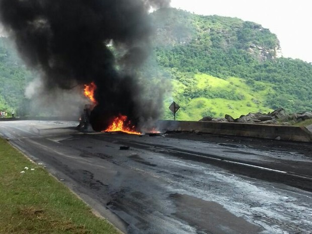 Com a batida, carreta explodiu e carga foi derramada na pista (Foto: Divulgação /PRF)