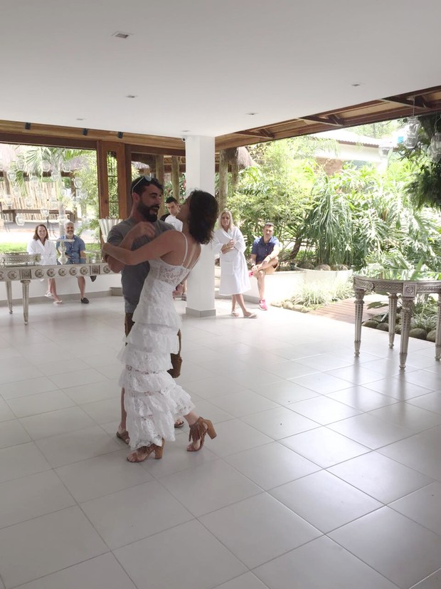 Laura e Jorge ensaiando para a dança dos noivos  (Foto: Ana Dutra/R2 /Divulgação)