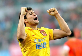 Elkeson comemora gol pelo Guangzhou Evergrande (Foto: Reprodução / Facebook)