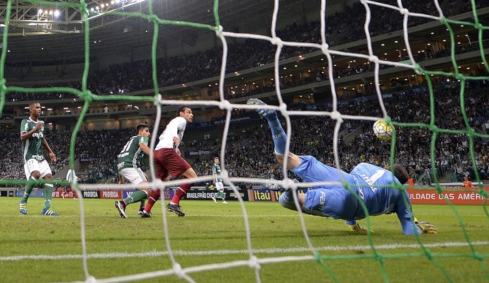 Magrão, Danilo Fernandes e Prass lutam por defesa mais bonita de maio